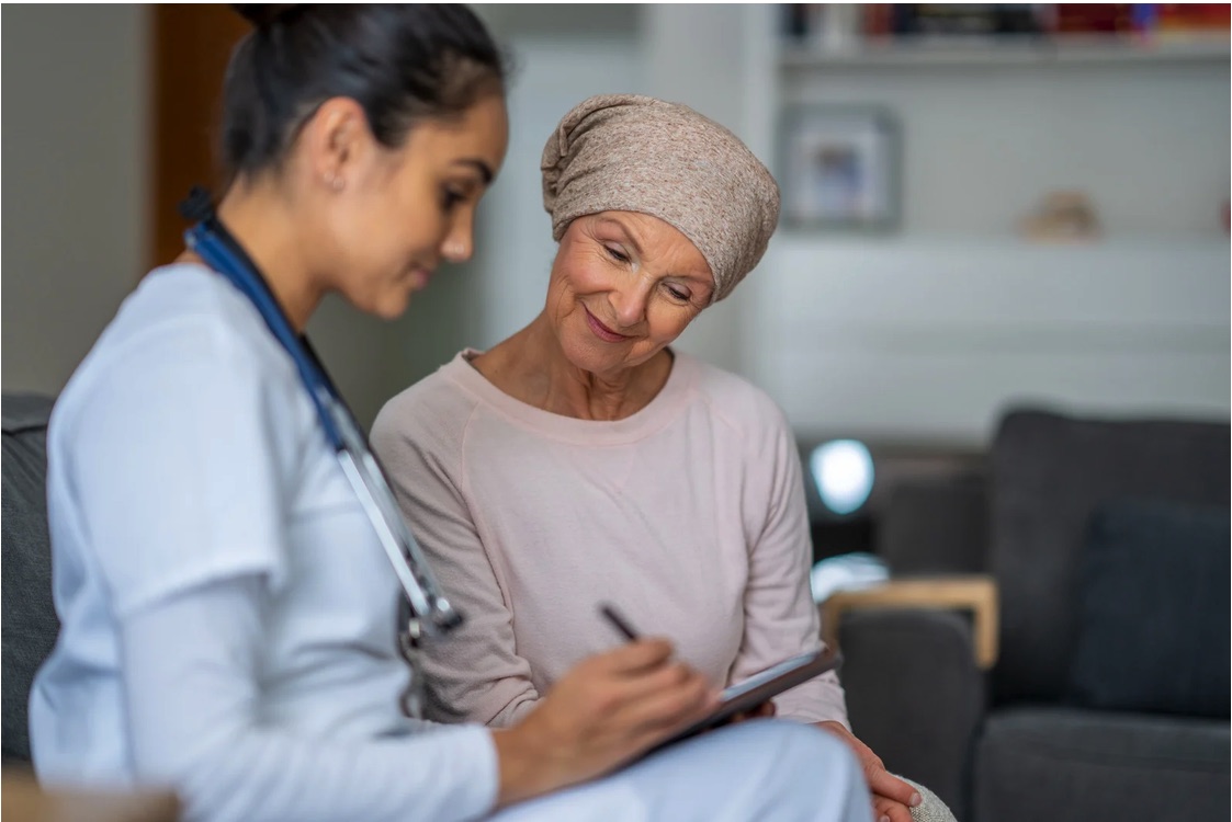 Ärztin bespricht Befund einfühlsam mit onkologischer Patientin
