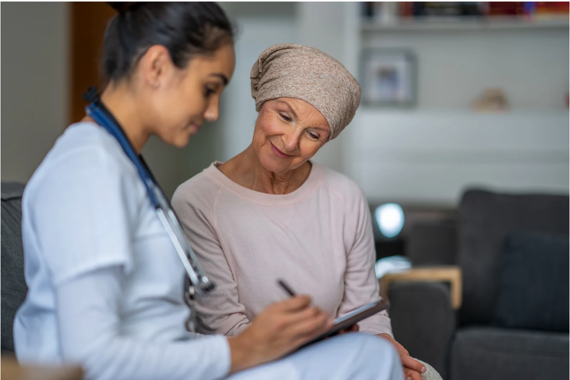 Ärztin bespricht Befund einfühlsam mit onkologischer Patientin